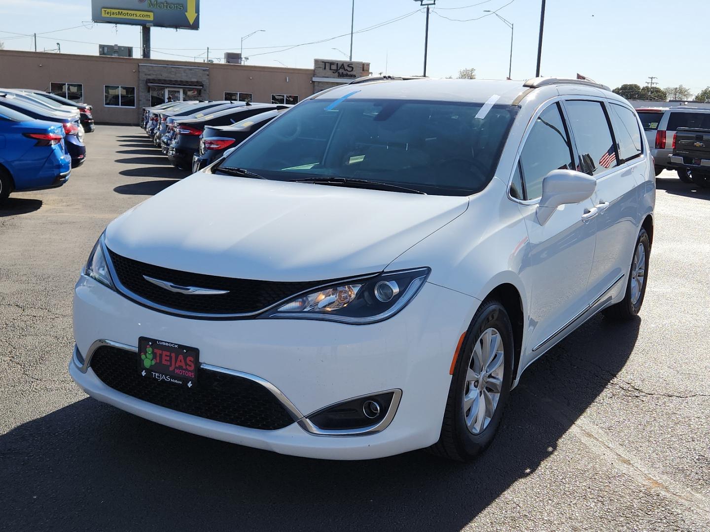 2017 Bright White Clear Coat Chrysler Pacifica Touring-L (2C4RC1BG5HR) with an 3.6L V6 DOHC 24V engine, located at 4110 Avenue Q, Lubbock, 79412, 33.556553, -101.855820 - Photo#3