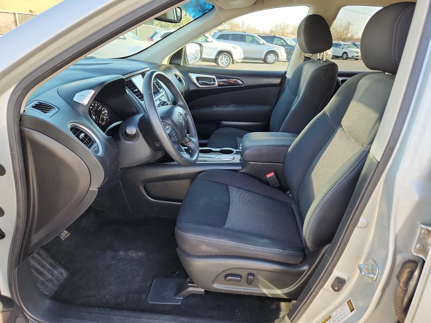 2017 Nissan Pathfinder SV (5N1DR2MN1HC) with an Engine: 3.5L DI V6 engine, located at 4110 Avenue Q, Lubbock, 79412, 33.556553, -101.855820 - Photo#6