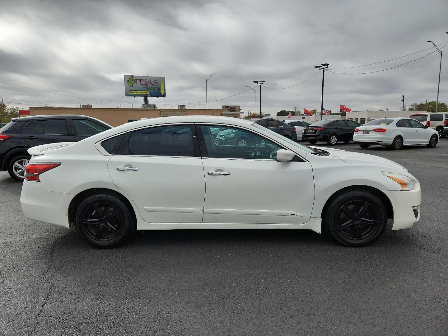 2015 White /Grey Nissan Altima 2.5 S (1N4AL3AP7FN) with an Engine: 2.5L DOHC 16-Valve I-4 engine, located at 4110 Avenue Q, Lubbock, 79412, 33.556553, -101.855820 - 12/04/2024 INSPECTION IN ENVELOPE GOD - Photo#1