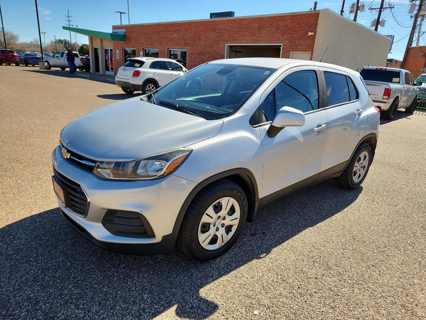 2018 Summit White - GAZ /Jet Black/Light Ash Gray - AFK Chevrolet Trax LS (3GNCJKSB8JL) with an ENGINE, ECOTEC TURBO 1.4L VARIABLE VALVE TIMING DOHC 4-CYLINDER SEQUENTIAL MFI engine, located at 4110 Avenue Q, Lubbock, 79412, 33.556553, -101.855820 - 02/24/2024 key in envelope god 10/03/2024 INSPECTION IN INVENTORY GOD - Photo#3