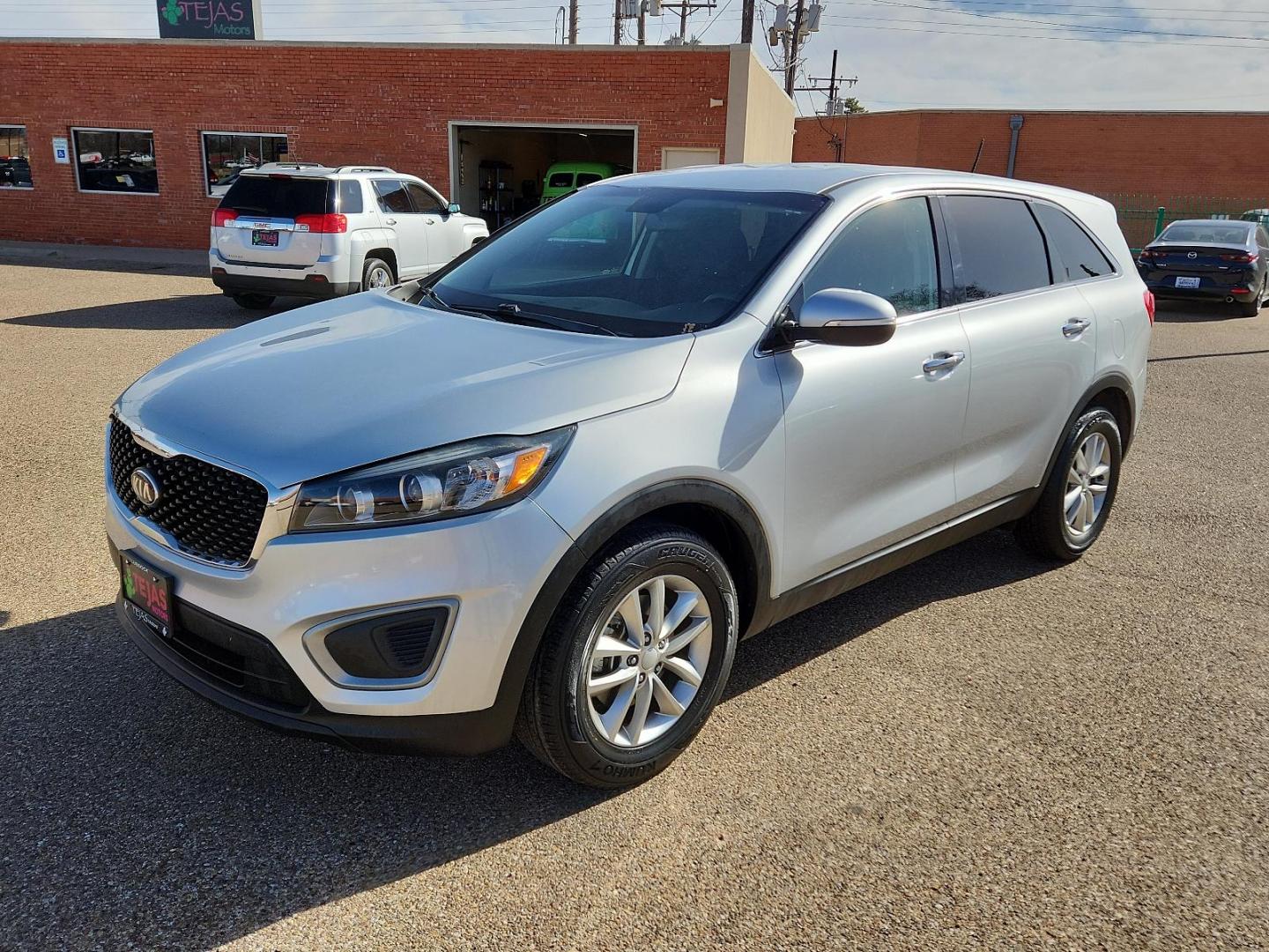 2017 SIVLER Kia Sorento L (5XYPG4A38HG) with an Engine: 2.4L DOHC GDI I4 engine, located at 4110 Avenue Q, Lubbock, 79412, 33.556553, -101.855820 - 02/15/2024 INSPECTION IN ENVELOPE GOD 03/01/2024 KEY IN ENVELOPE GOD - Photo#3