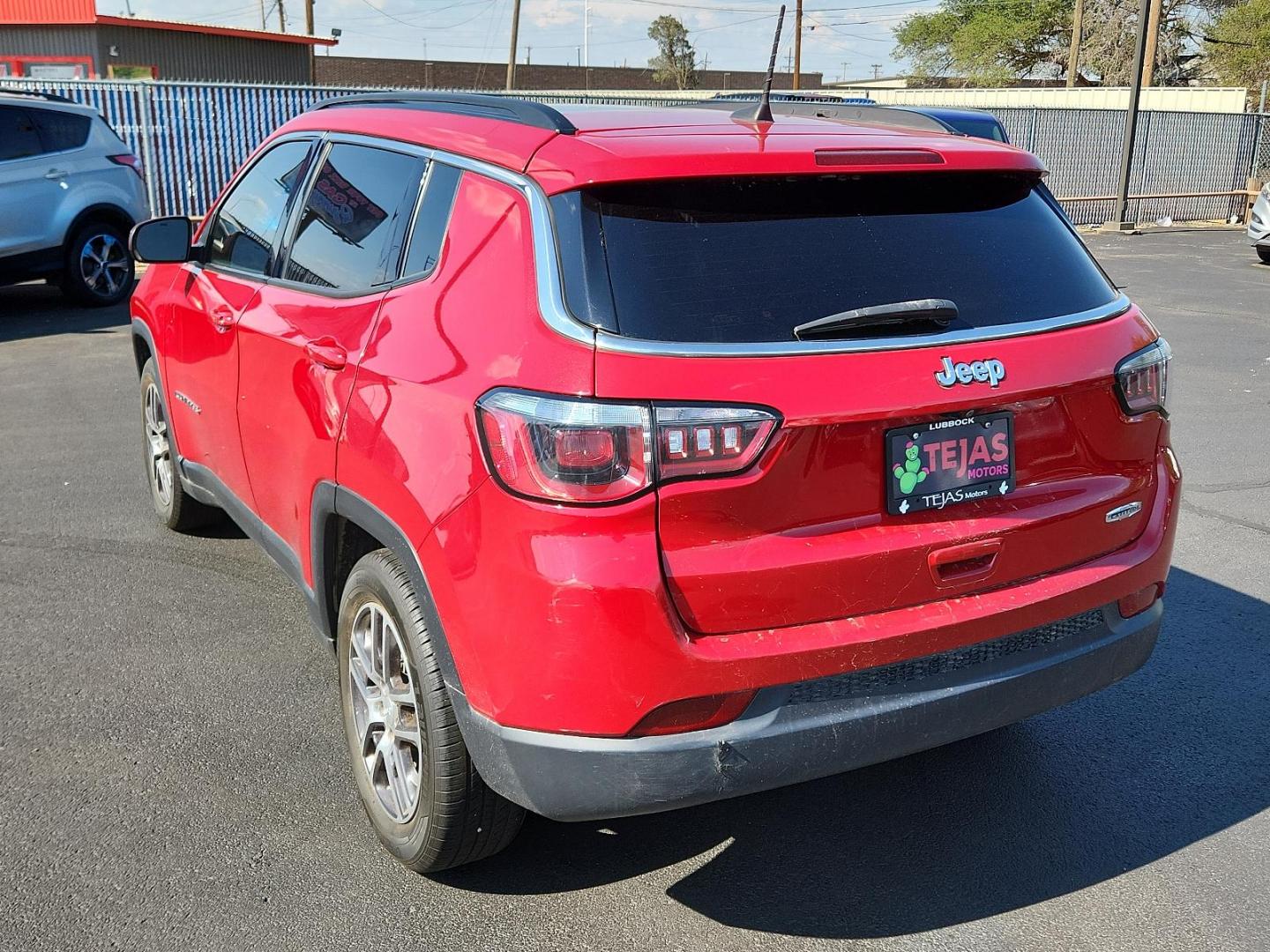 2019 RED Jeep Compass Latitude w/Sun/Wheel Pkg (3C4NJCBB4KT) with an ENGINE: 2.4L I4 ZERO EVAP M-AIR W/ESS engine, located at 4110 Avenue Q, Lubbock, 79412, 33.556553, -101.855820 - Photo#2