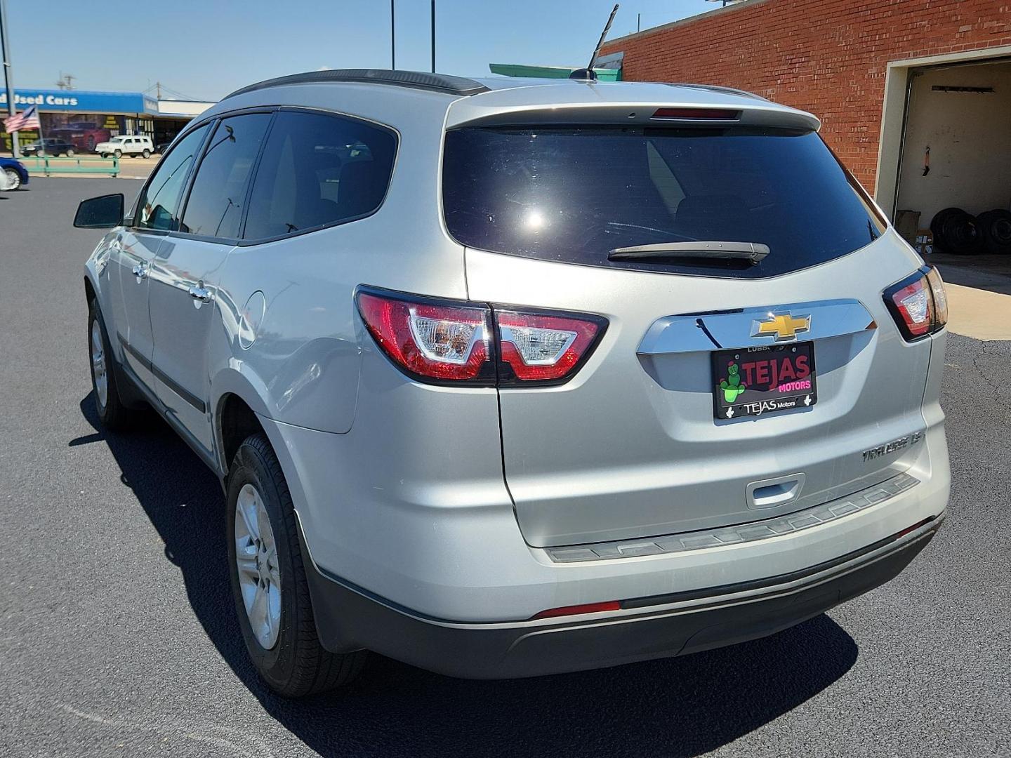 2015 SILVER Chevrolet Traverse LS (1GNKRFED8FJ) with an ENGINE, 3.6L SIDI V6 engine, located at 4110 Avenue Q, Lubbock, 79412, 33.556553, -101.855820 - 06/14/2024INSPECTION IN ENVELOPE GOD 06/25/2024 key in envelope god - Photo#2