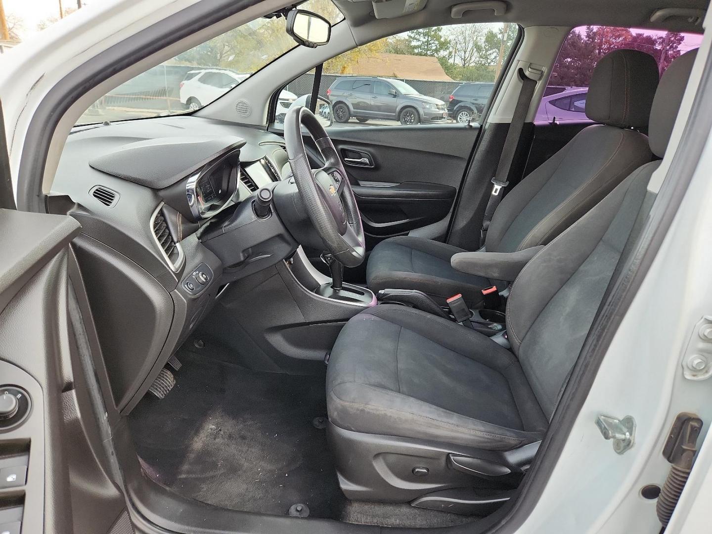 2017 WHITE Chevrolet Trax LS (KL7CJKSB0HB) with an ENGINE, ECOTEC TURBO 1.4L VARIABLE VALVE TIMING DOHC 4-CYLINDER SEQUENTIAL MFI engine, located at 4110 Avenue Q, Lubbock, 79412, 33.556553, -101.855820 - 08/02/2024 INSPECTION IN ENVELOPE GOD 08/09/2024 KEY IN ENVELOPE GOD - Photo#6