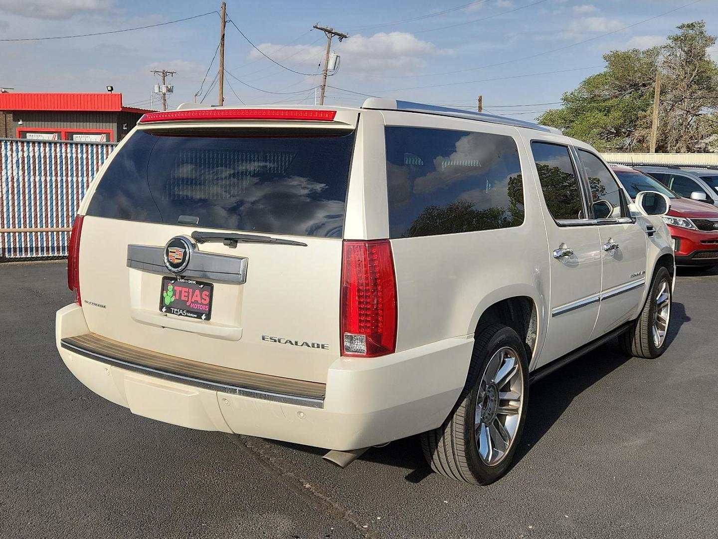 2014 WHITE Cadillac Escalade ESV Platinum (1GYS4KEF6ER) with an ENGINE, VORTEC 6.2L VARIABLE VALVE TIMING V8 SFI, ACTIVE FUEL MANAGEMENT, WITH E85 FLEXFUEL CAPABILITY engine, located at 4110 Avenue Q, Lubbock, 79412, 33.556553, -101.855820 - 10/11/2024 INSPECTION IN ENVELOPE GOD 10/12/2024 KEY IN ENVELOPE GOD - Photo#1