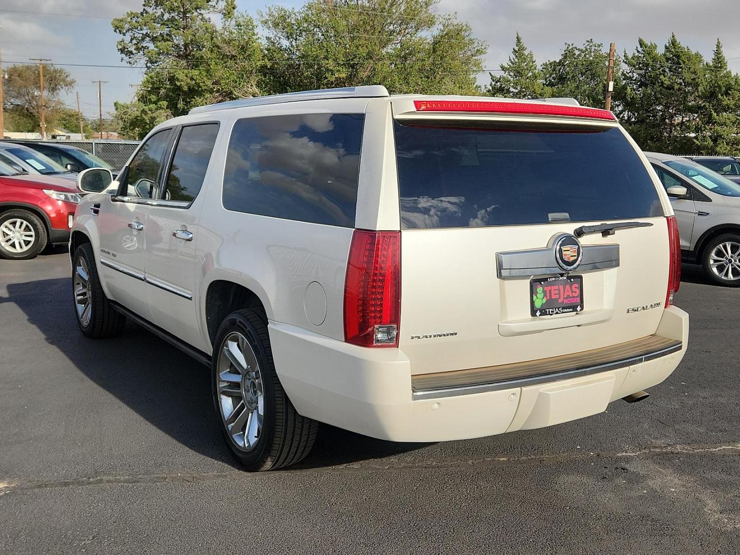 2014 WHITE Cadillac Escalade ESV Platinum (1GYS4KEF6ER) with an ENGINE, VORTEC 6.2L VARIABLE VALVE TIMING V8 SFI, ACTIVE FUEL MANAGEMENT, WITH E85 FLEXFUEL CAPABILITY engine, located at 4110 Avenue Q, Lubbock, 79412, 33.556553, -101.855820 - 10/11/2024 INSPECTION IN ENVELOPE GOD 10/12/2024 KEY IN ENVELOPE GOD - Photo#2