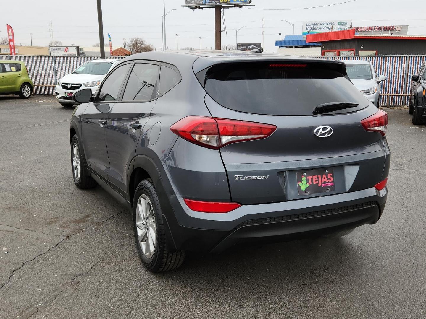 2016 GRAY Hyundai Tucson SE (KM8J23A44GU) with an Engine: 2.0L DOHC 16V I4 w/CVVT MPI engine, located at 4110 Avenue Q, Lubbock, 79412, 33.556553, -101.855820 - 02/20/2025 KEY IN ENVELOPE GOD - Photo#2